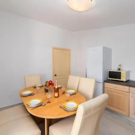 Lampone - Free Private Parking Podgora (Split-Dalmatia)